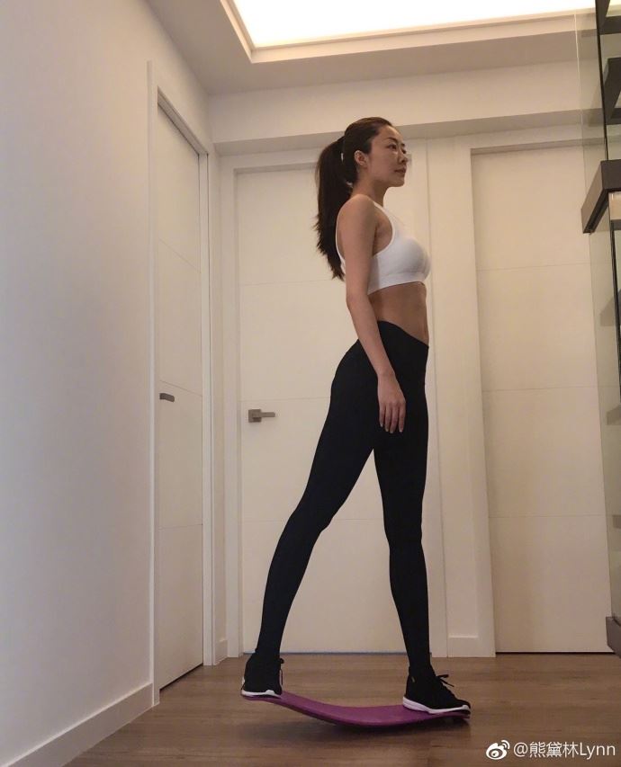 熊黛林穿紧身装大露长腿蛮腰！超赞凹凸身材羡慕死隔壁