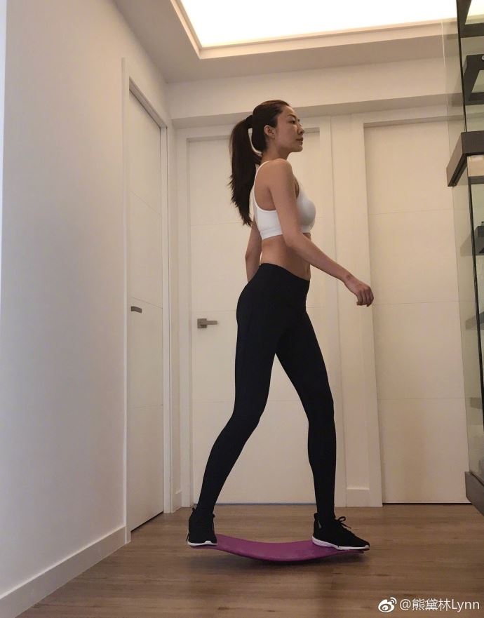 熊黛林穿紧身装大露长腿蛮腰！超赞凹凸身材羡慕死隔壁