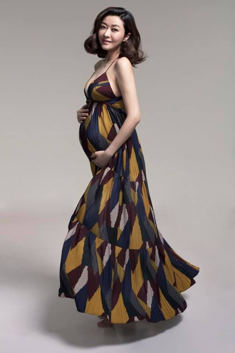 ［多图］熊黛林拍怀孕写真！大腹便便 四肢仍超纤瘦