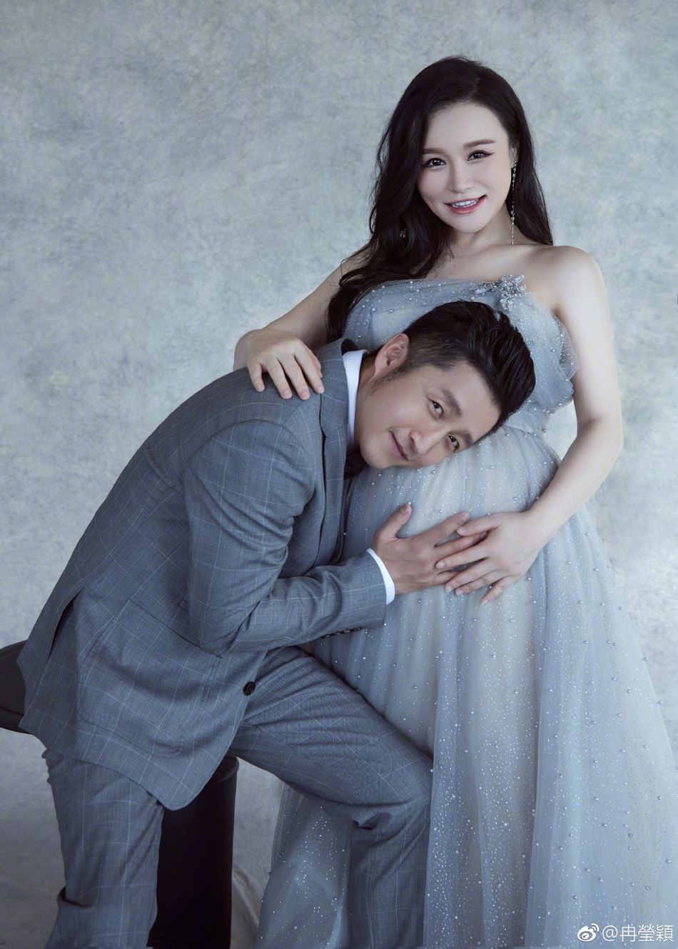 【多图】冉莹颖怀孕写真公开！邹市明轻抚孕妻超有爱