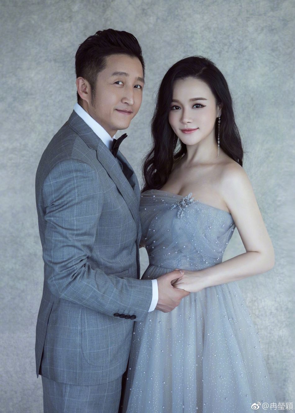 【多图】冉莹颖怀孕写真公开！邹市明轻抚孕妻超有爱