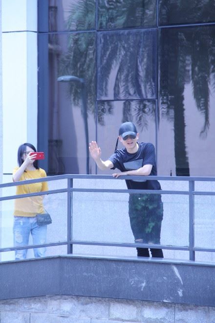 谢娜产后首次合体录《快本》！张杰心情好好开心和粉丝打招呼
