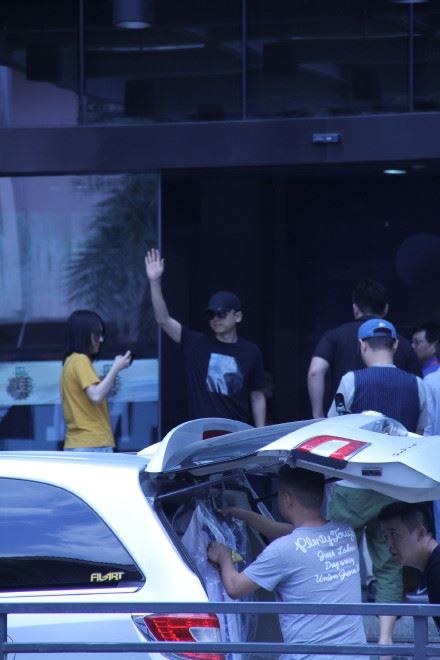谢娜产后首次合体录《快本》！张杰心情好好开心和粉丝打招呼