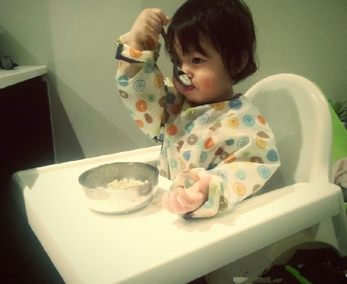 小泡芙婴儿时期照片曝光！从小就爱笑超萌超可爱