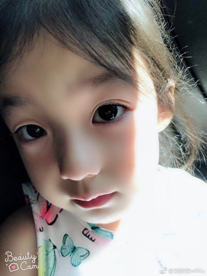 小泡芙突然变双眼皮大眼！刘畊宏：这是我们家的奇妙遗传