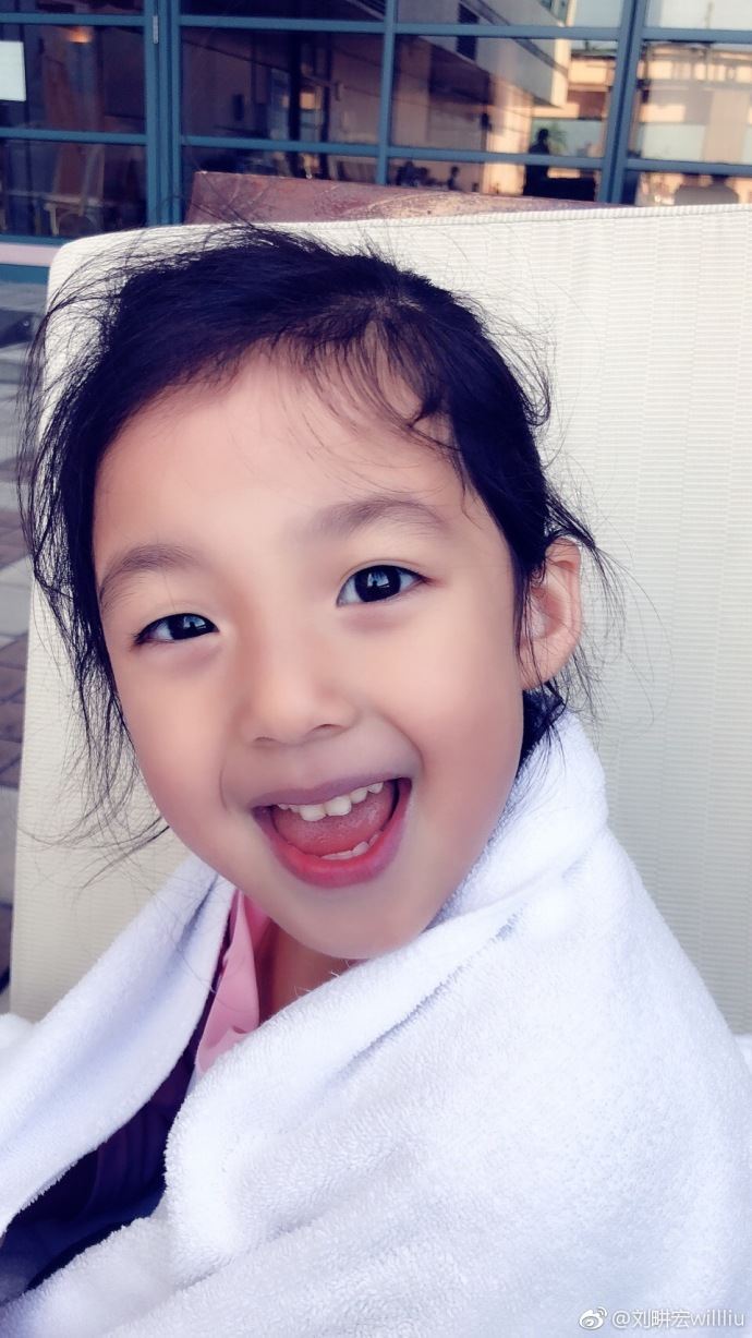 小泡芙突然变双眼皮大眼！刘畊宏：这是我们家的奇妙遗传