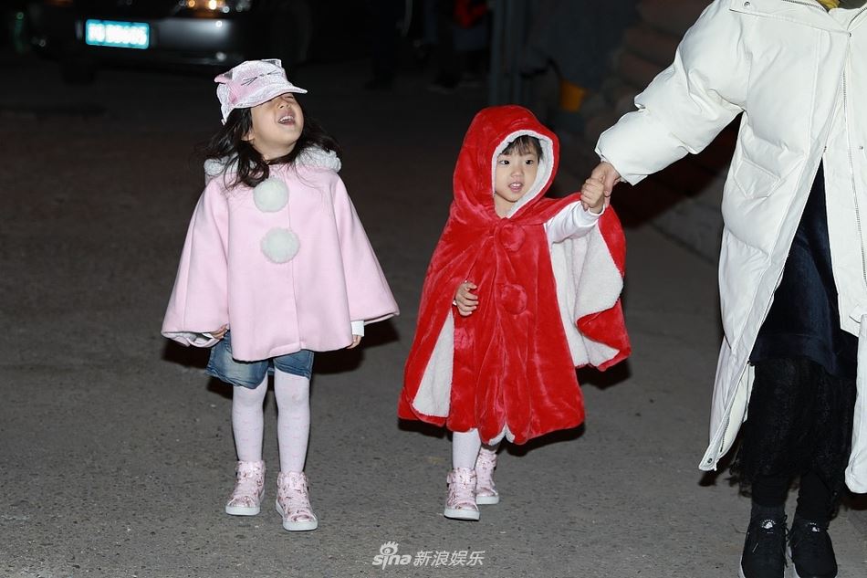 画面萌炸！小泡芙三兄妹侧脸超神似 犹如copy&paste