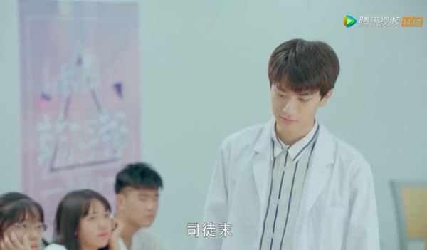 《小时光》首播笑坏观众！男主拿错女主「卫生棉」糗大　