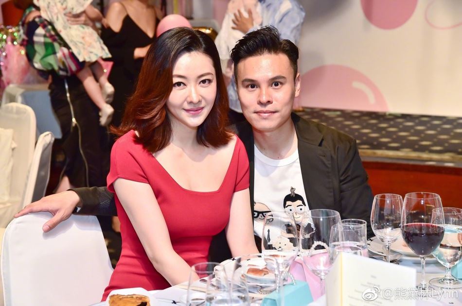 熊黛林首次公开双胞胎女儿样貌！高颜值皮肤白像爸爸