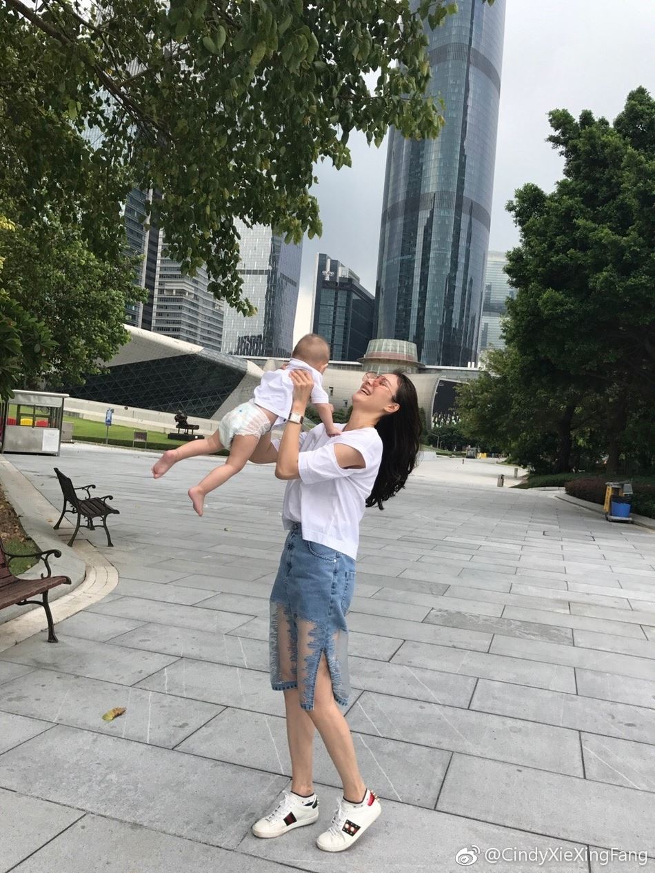 林丹老婆腿好长！谢杏芳带娃出门 透视裙秀美腿