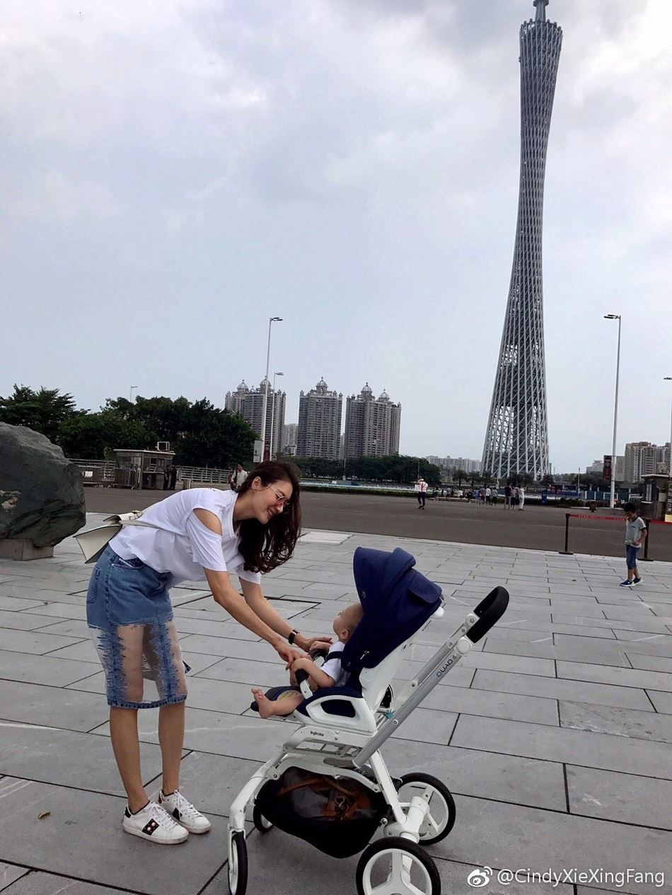 林丹老婆腿好长！谢杏芳带娃出门 透视裙秀美腿