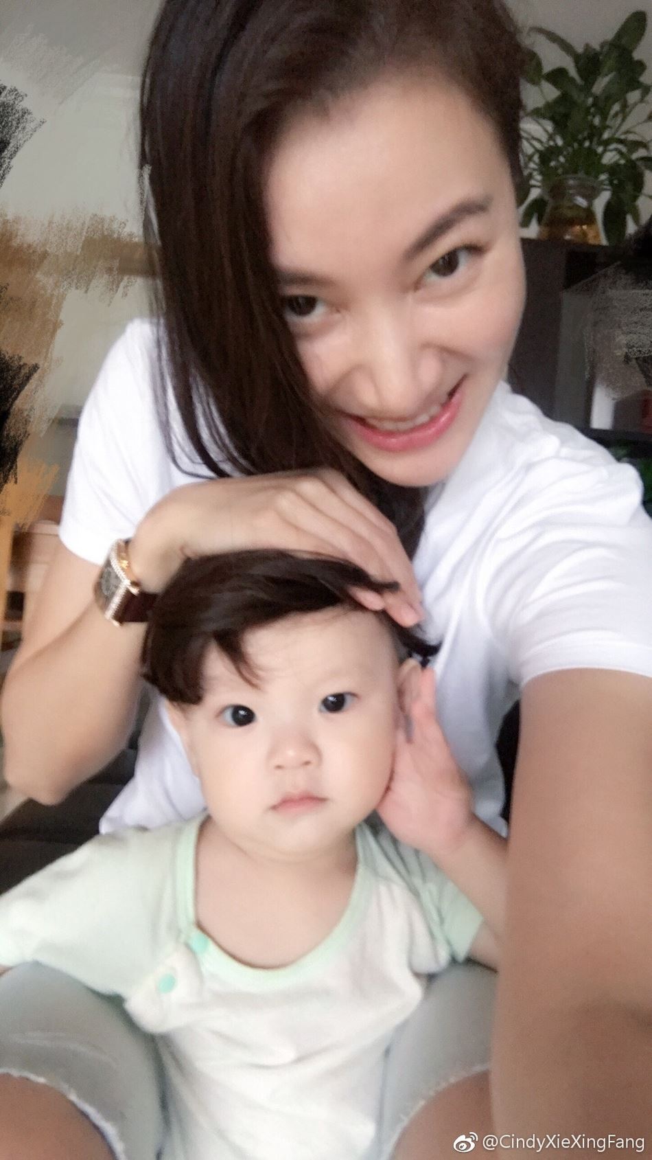 林丹老婆腿好长！谢杏芳带娃出门 透视裙秀美腿