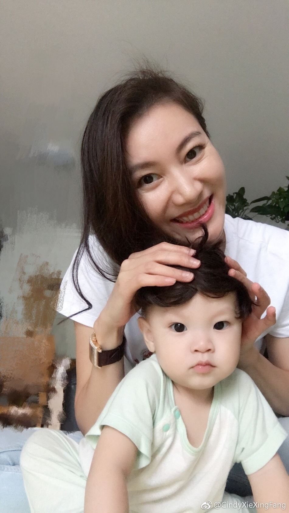 林丹老婆腿好长！谢杏芳带娃出门 透视裙秀美腿