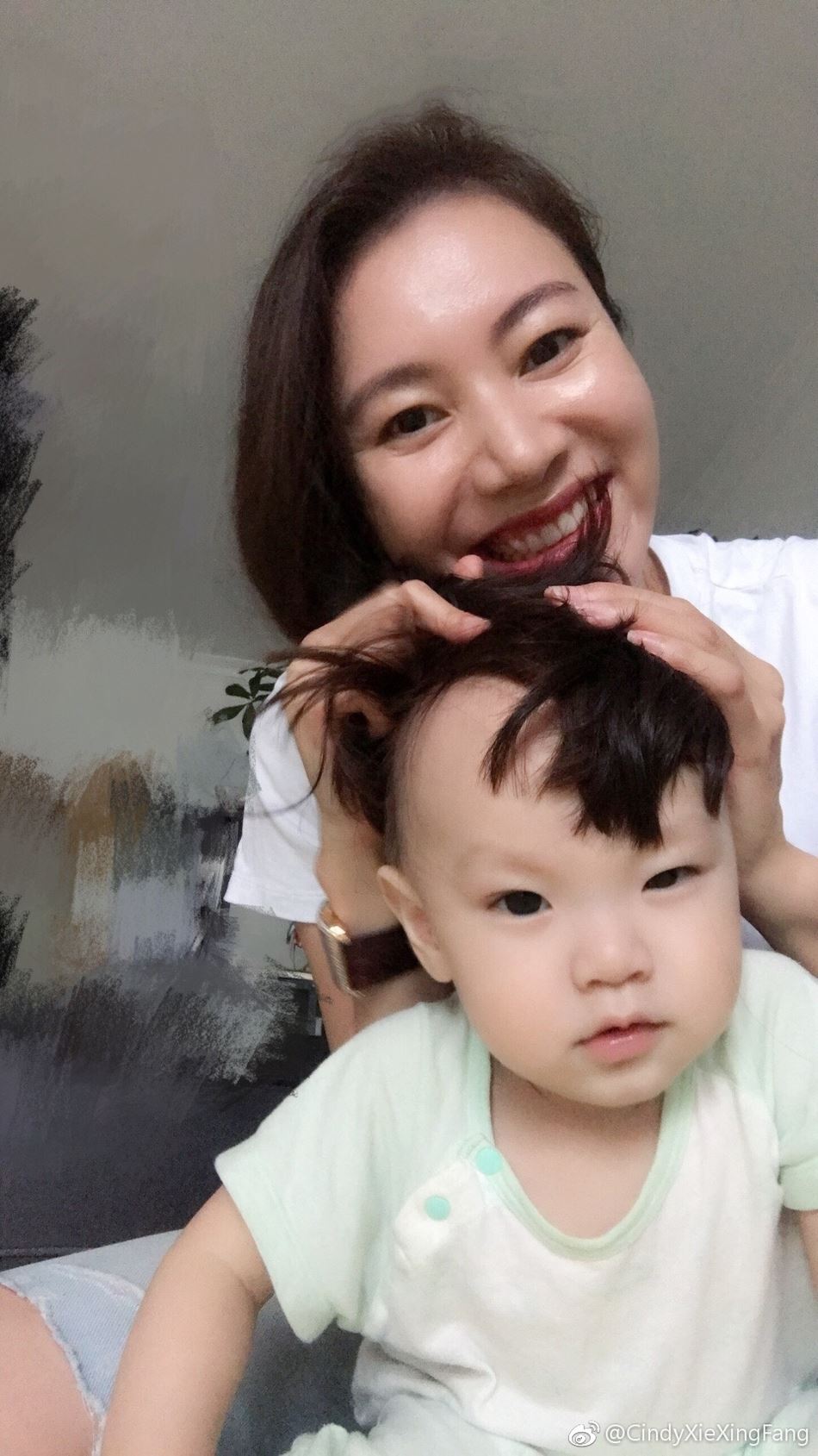 林丹老婆腿好长！谢杏芳带娃出门 透视裙秀美腿