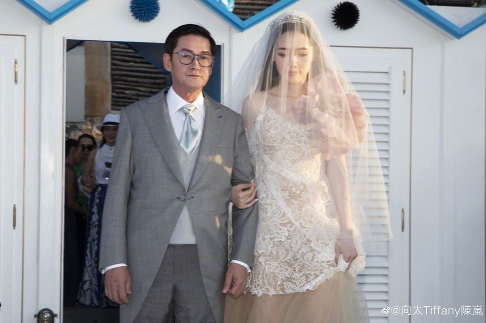 【多图】向佐、郭碧婷婚礼现场照曝光！一对新人甜笑幸福满满