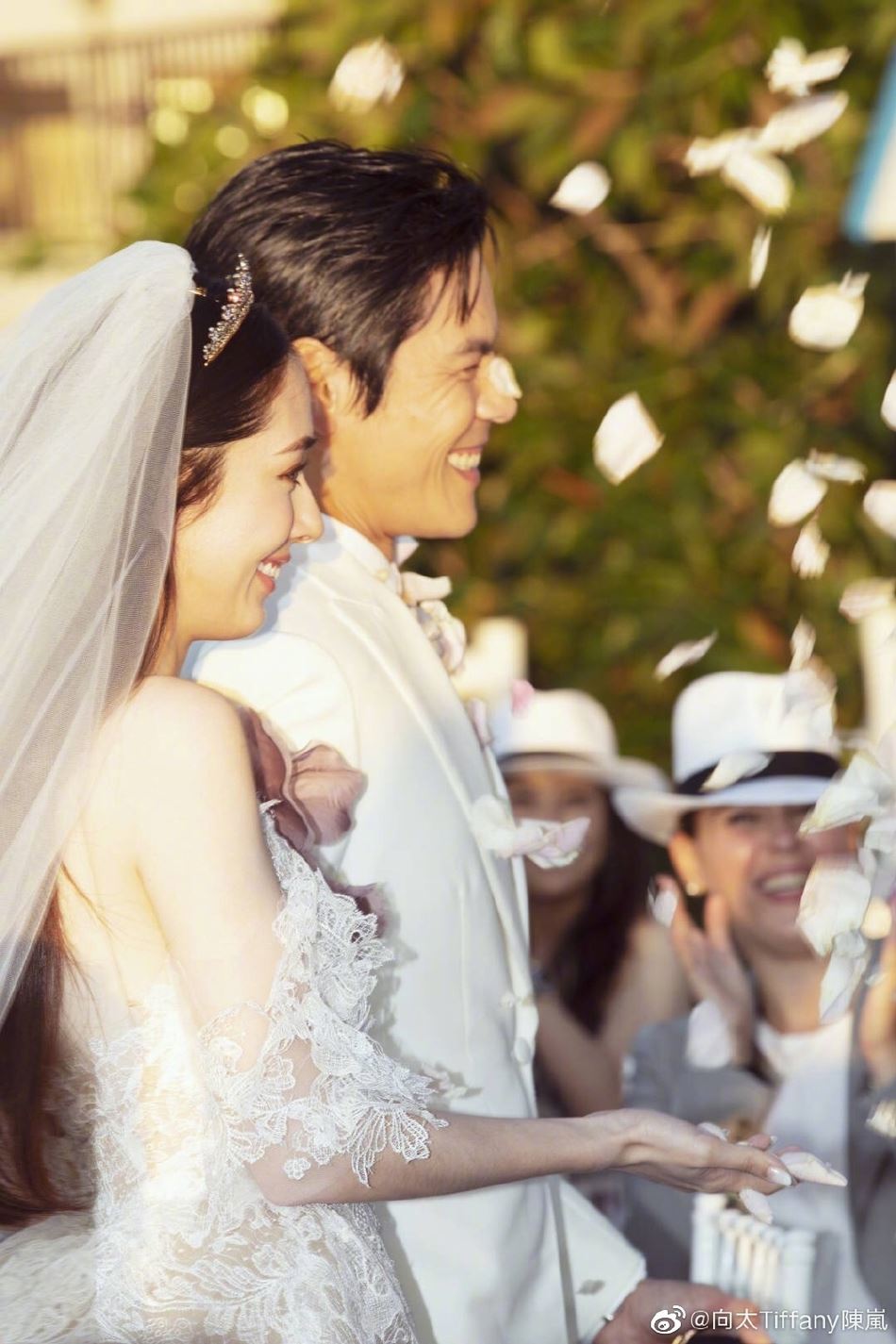 【多图】向佐、郭碧婷婚礼现场照曝光！一对新人甜笑幸福满满