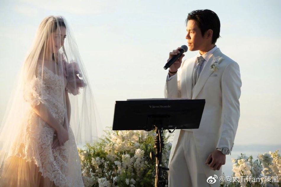 【多图】向佐、郭碧婷婚礼现场照曝光！一对新人甜笑幸福满满