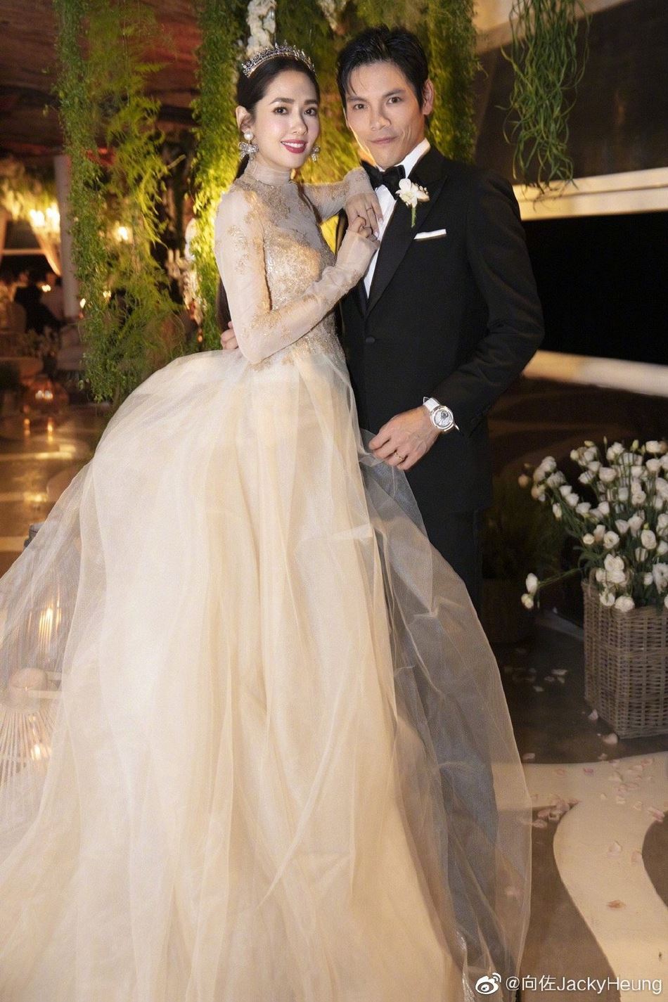 【多图】向佐、郭碧婷婚礼现场照曝光！一对新人甜笑幸福满满