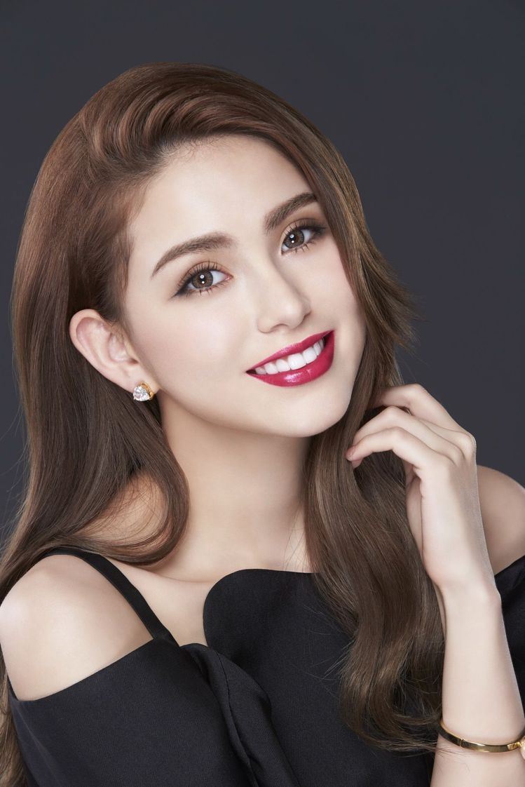 昆凌晒与孩子合照！小周周露侧面啦！看见鼻子嘴巴很可爱