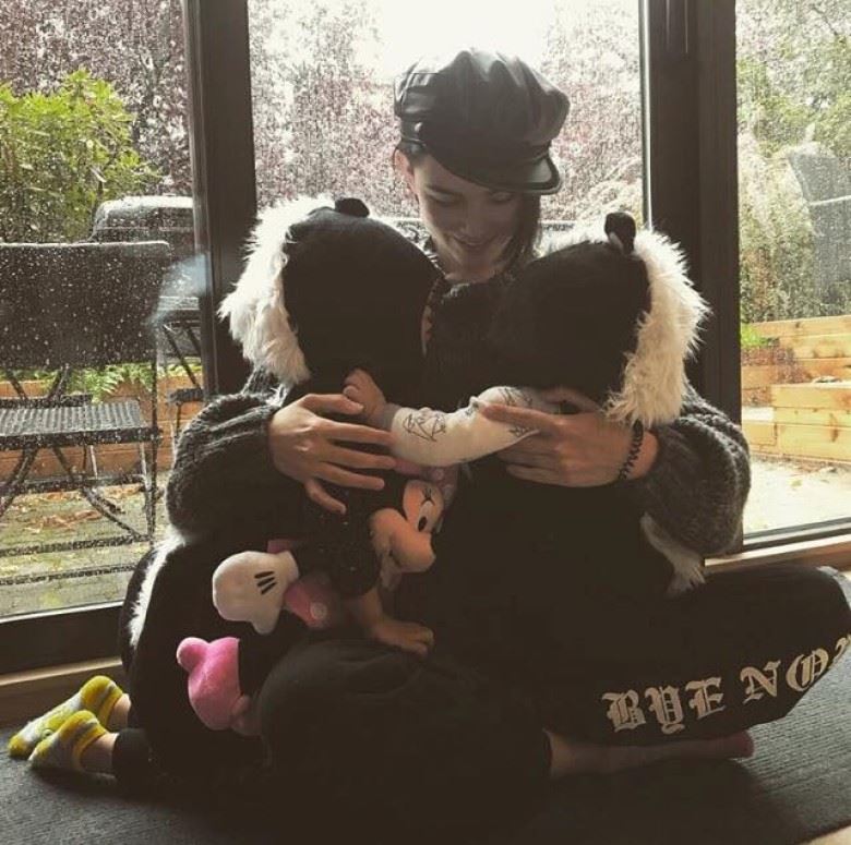 昆凌晒与孩子合照！小周周露侧面啦！看见鼻子嘴巴很可爱