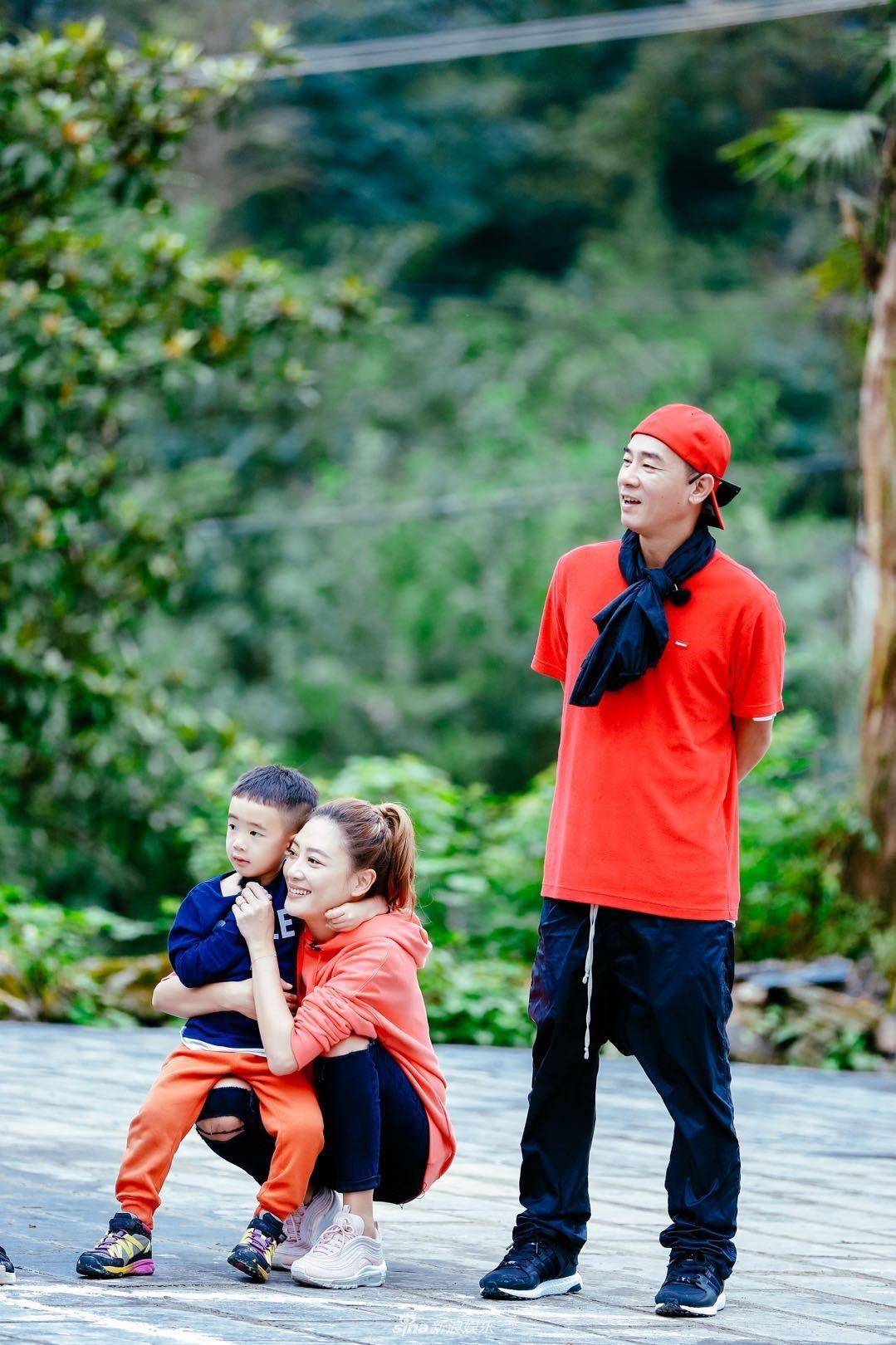 《爸爸5》陈小春应采儿玩亲亲!jasper一脸好奇看不停