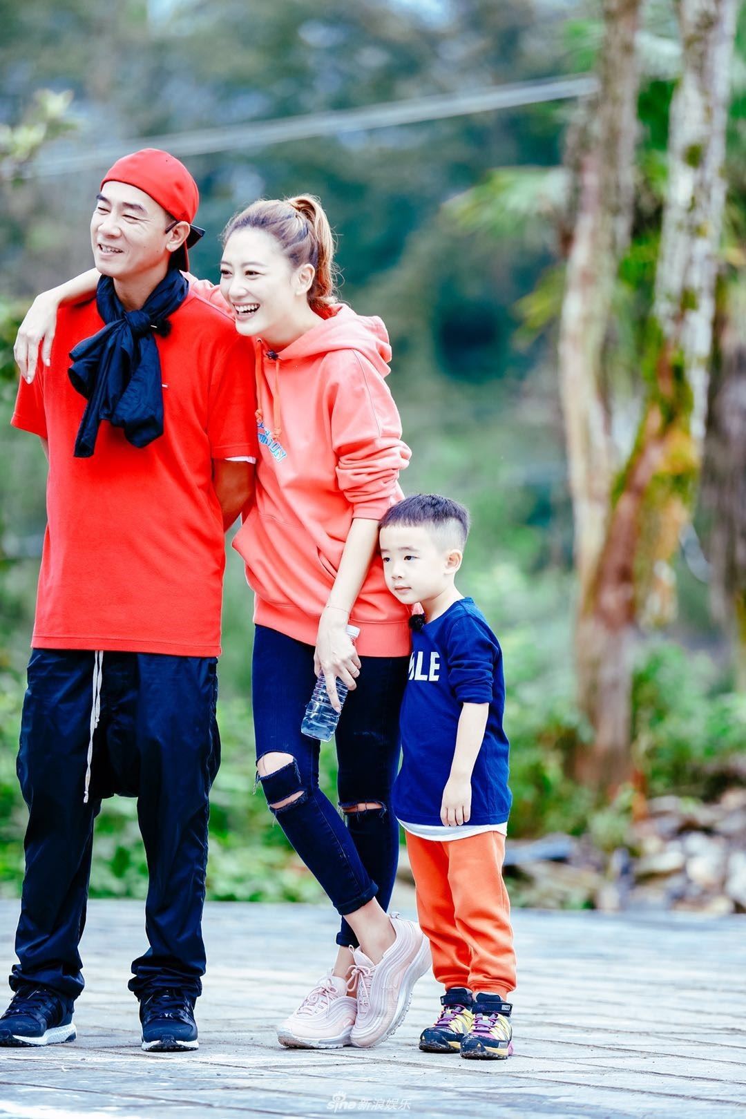 《爸爸5》陈小春应采儿玩亲亲!jasper一脸好奇看不停