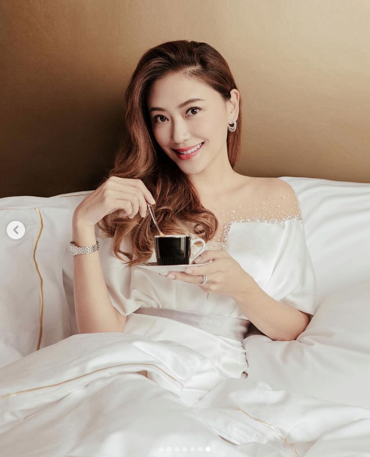 【多图】和陈小春携手拍写真！应采儿搞怪：不喜欢正儿八经的拍婚纱