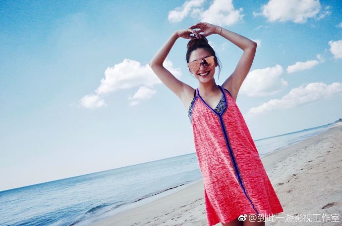 ［多图］陈小春好幸福！应采儿在海边大晒大长腿美爆