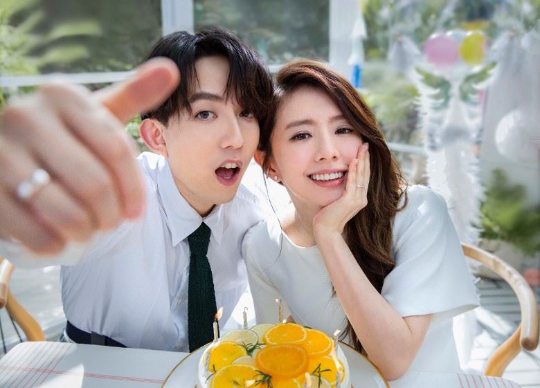 【多图】首次夫妻档代言！林宥嘉、丁文琪宣传照像足婚照！恩爱爆