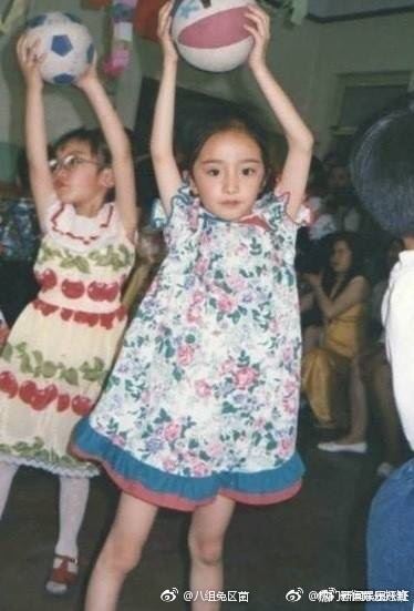 天然美女被认证！杨幂小时候照片曝光 眼睛大大表情好萌