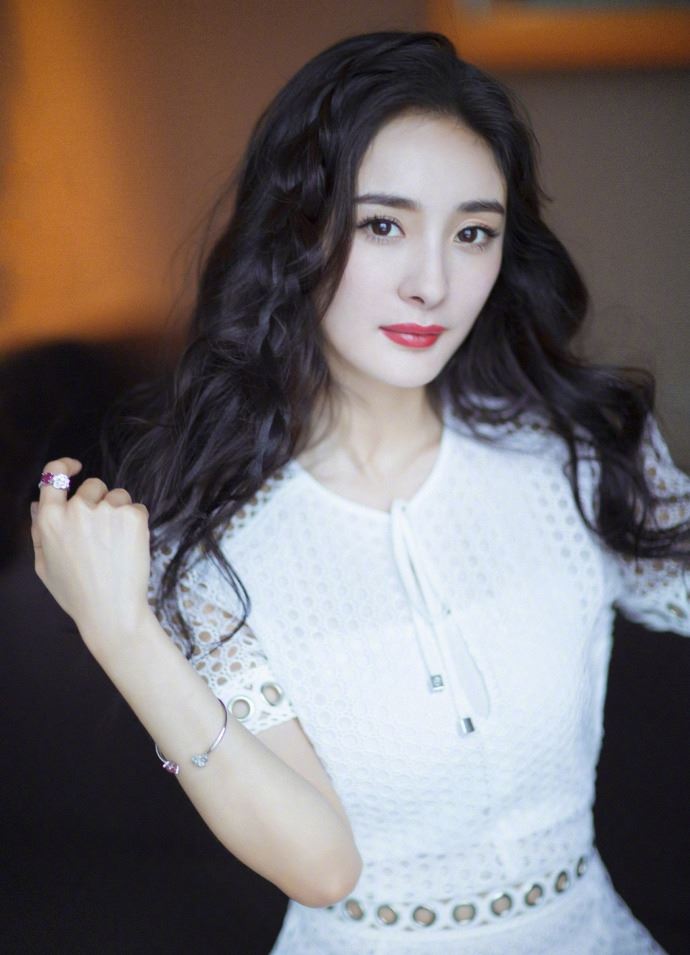 路人镜头下一样美！杨幂又细又直的长腿更抢镜
