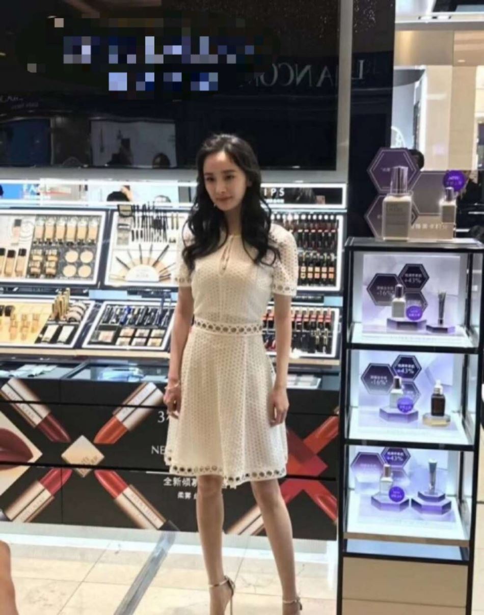 路人镜头下一样美！杨幂又细又直的长腿更抢镜