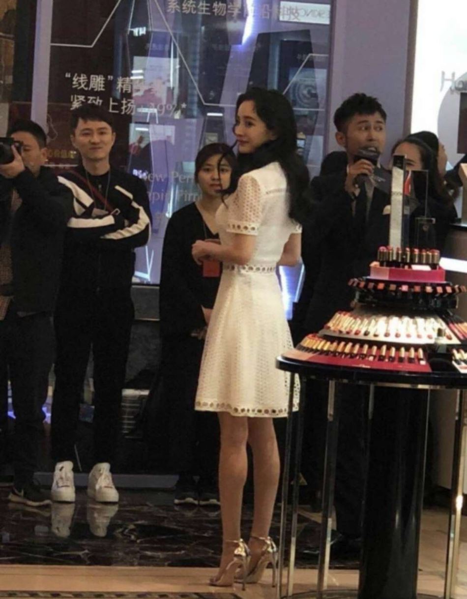 路人镜头下一样美！杨幂又细又直的长腿更抢镜