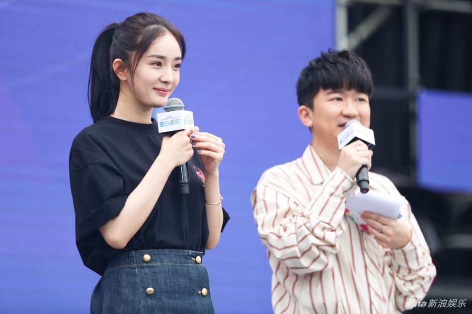 杨幂牛仔短裙现身2017粉丝嘉年华！美腿超白超直超抢镜