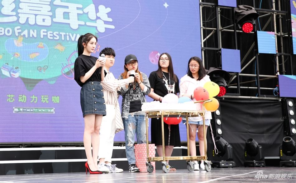 杨幂牛仔短裙现身2017粉丝嘉年华！美腿超白超直超抢镜