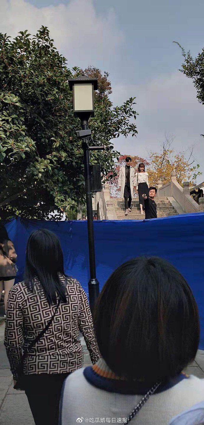 【多图】《余生请多指教》新路透照！杨紫、肖战情侣装逛街超甜蜜