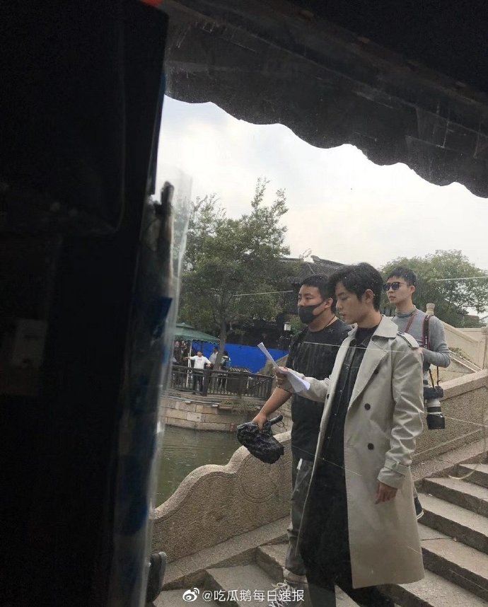 【多图】《余生请多指教》新路透照！杨紫、肖战情侣装逛街超甜蜜