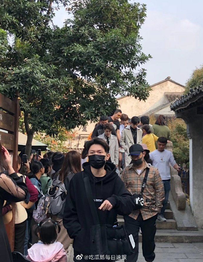 【多图】《余生请多指教》新路透照！杨紫、肖战情侣装逛街超甜蜜