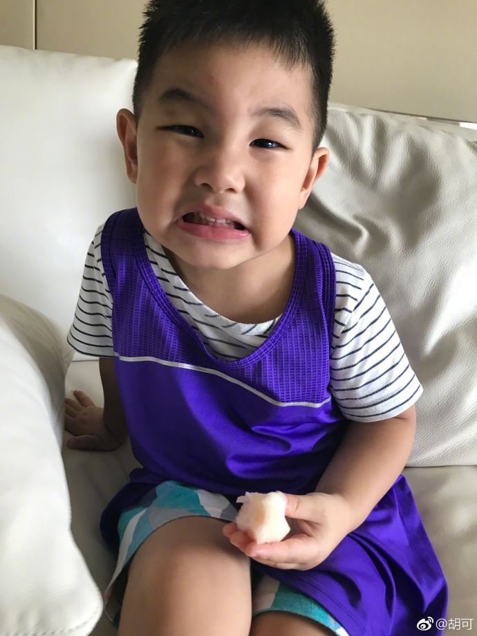 “吃桃群众”小鱼儿！搞怪可爱秒变表情包