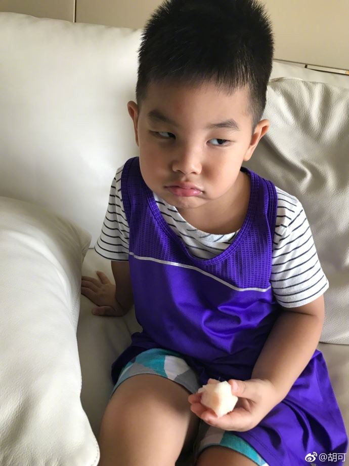 “吃桃群众”小鱼儿！搞怪可爱秒变表情包