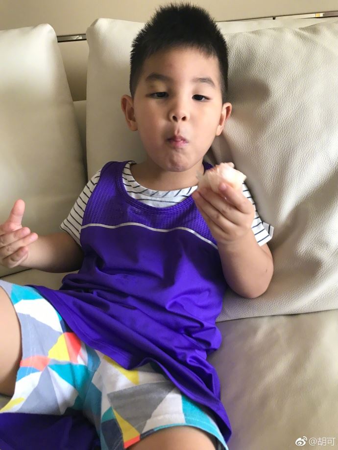 “吃桃群众”小鱼儿！搞怪可爱秒变表情包