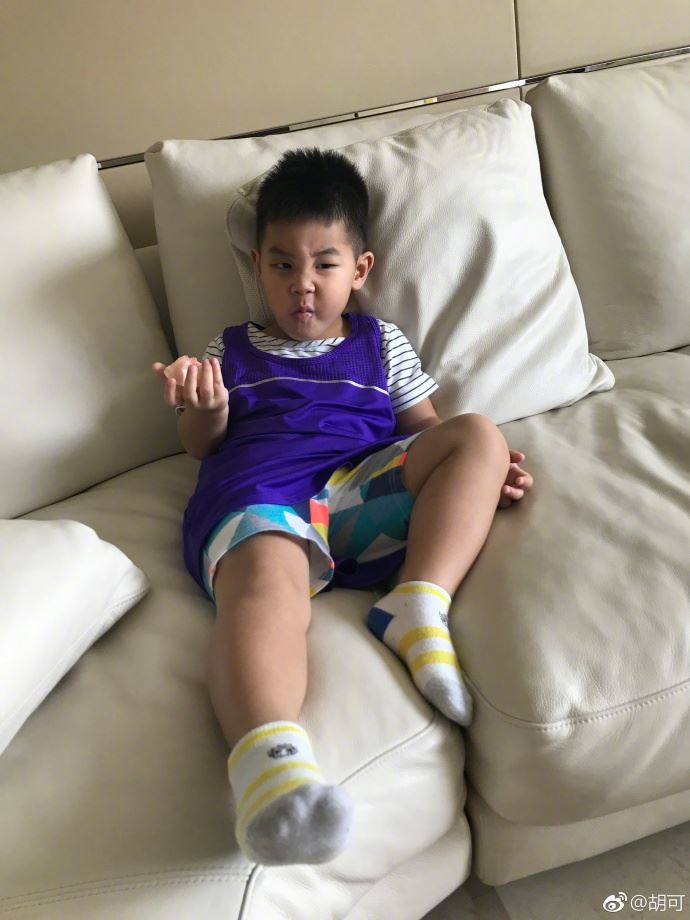 “吃桃群众”小鱼儿！搞怪可爱秒变表情包