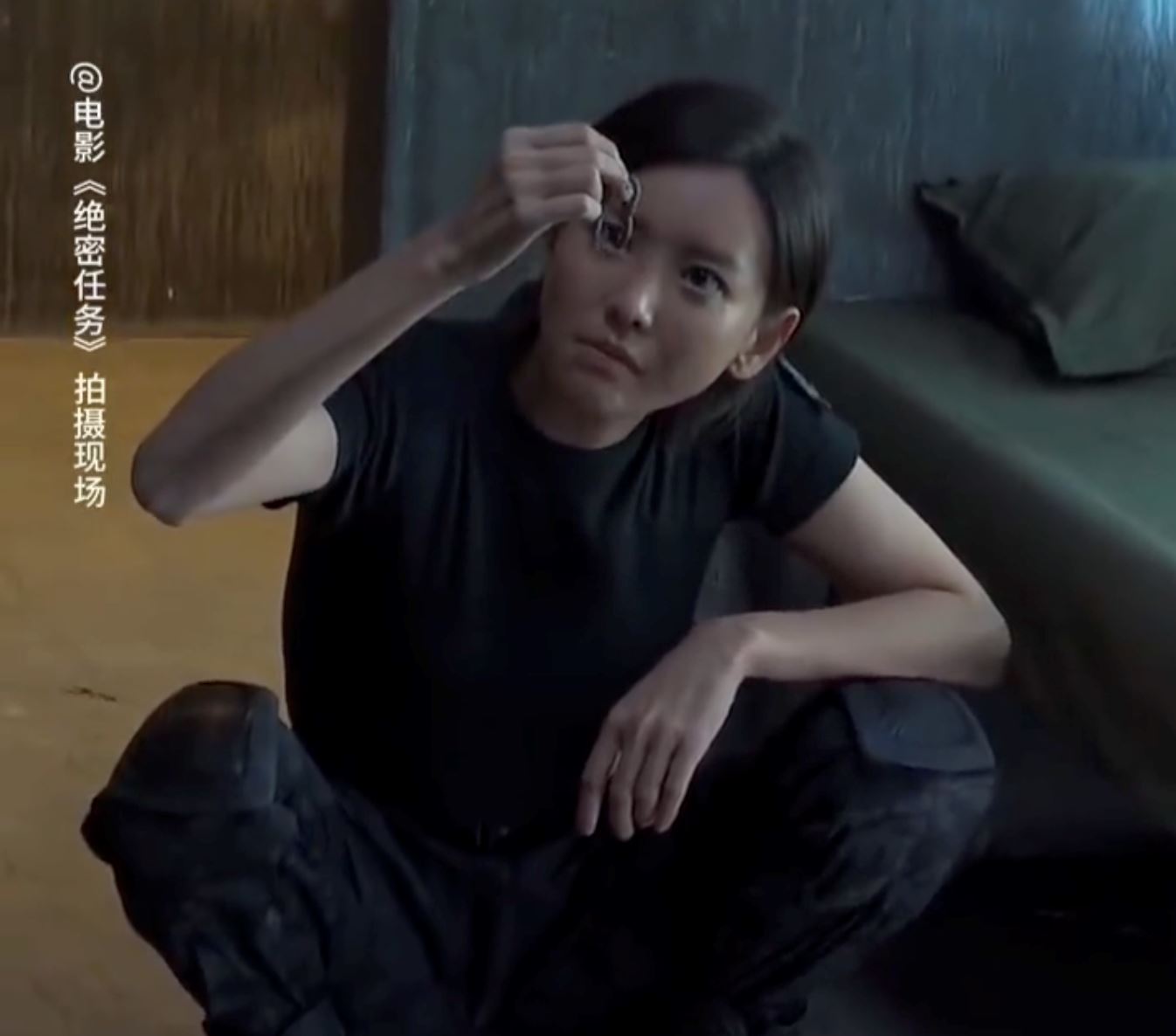 于文文新电影《绝密任务》生吃蚯蚓❗小心捏起一口咽下超勇敢😱