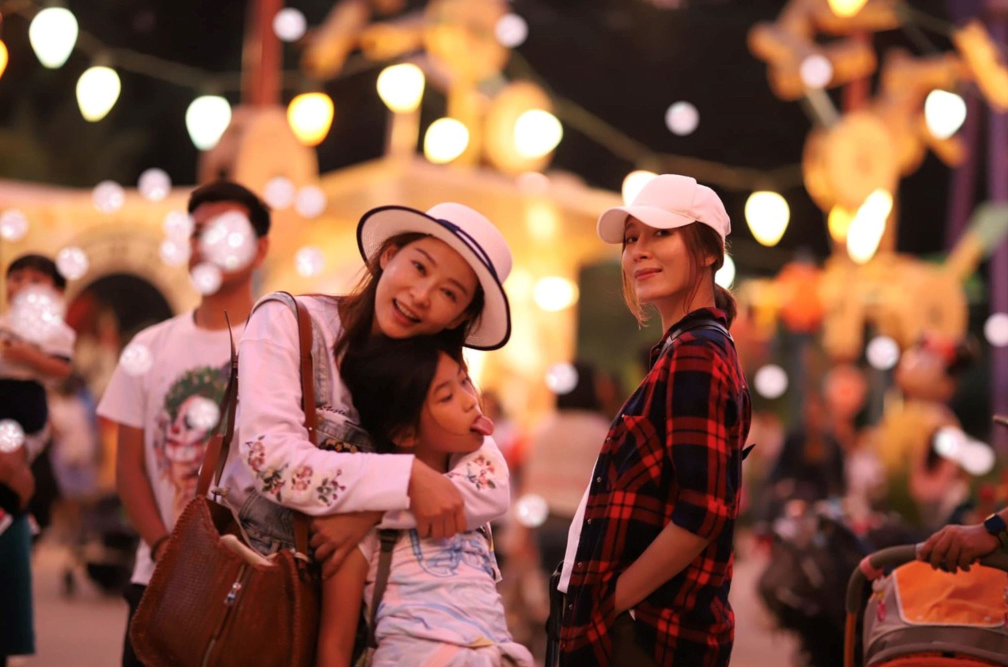 帮姐姐杨卓娜庆生！杨怡被发现「肚凸凸」疑似怀孕