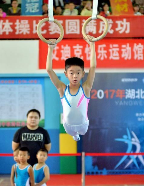随爸爸加入体操！杨阳洋首次参赛 神情超严肃超认真