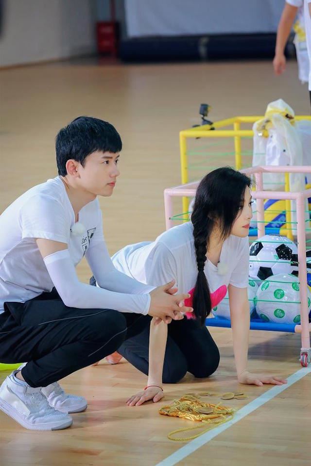实力好强！张杰烈日下轻松做50个俯卧撑