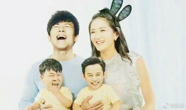 张杰晒全家福啦!与谢娜+双胞胎女儿神同步露齿笑