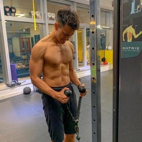 不再演弟弟！27岁tvb白脸小生为新剧操肌晒黑变肌肉男