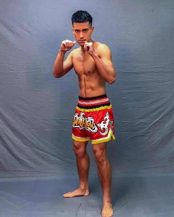 不再演弟弟！27岁tvb白脸小生为新剧操肌晒黑变肌肉男