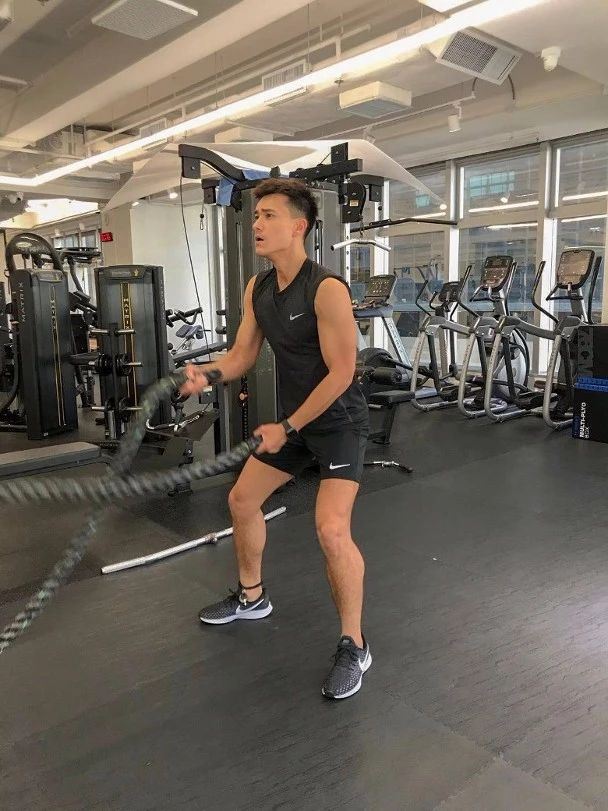 27岁tvb白脸小生为新剧操肌晒黑变肌肉男 现年27岁tvb新晋小生朱敏翰